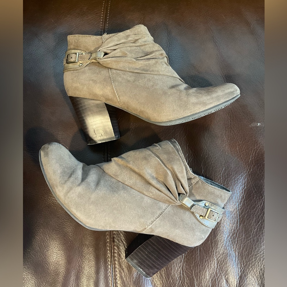 Laura Ashley Taupe Short Zip Boot, Women’s 9